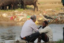 वन गुर्जर समुदाय में "माई" गुलाम रसूल, जो लगभग 40 साल से अपना दिन पशुओं के साथ जंगल में बिताते हैं, ने साझा किए अपने अनुभव। फोटो- सार्थक पांडेय