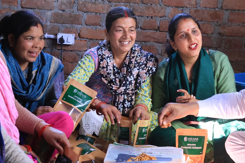 देहरादून जिला के बड़ासी गांव में महिलाओं ने मंडुवा- झंगोरा के बिस्किट नमकीन बनाने के लघु उद्यम से जुड़ी महिलाएं। फोटो- सार्थक पांडेय